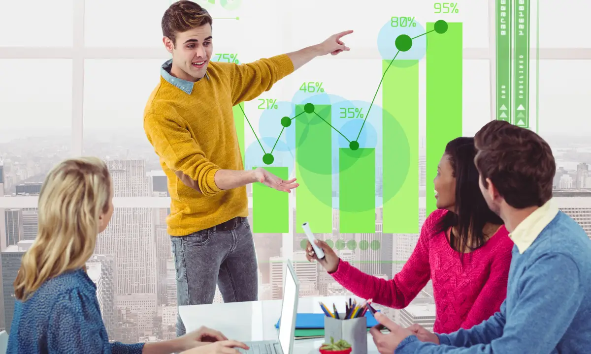 Empresario mostrando una estrategia digital que genera ventas.