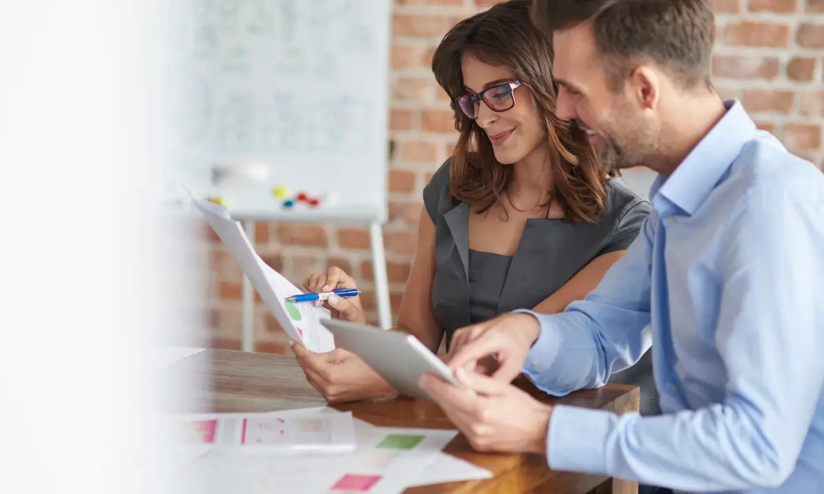Agencia digital creando una estrategia de marketing para una empresa.
