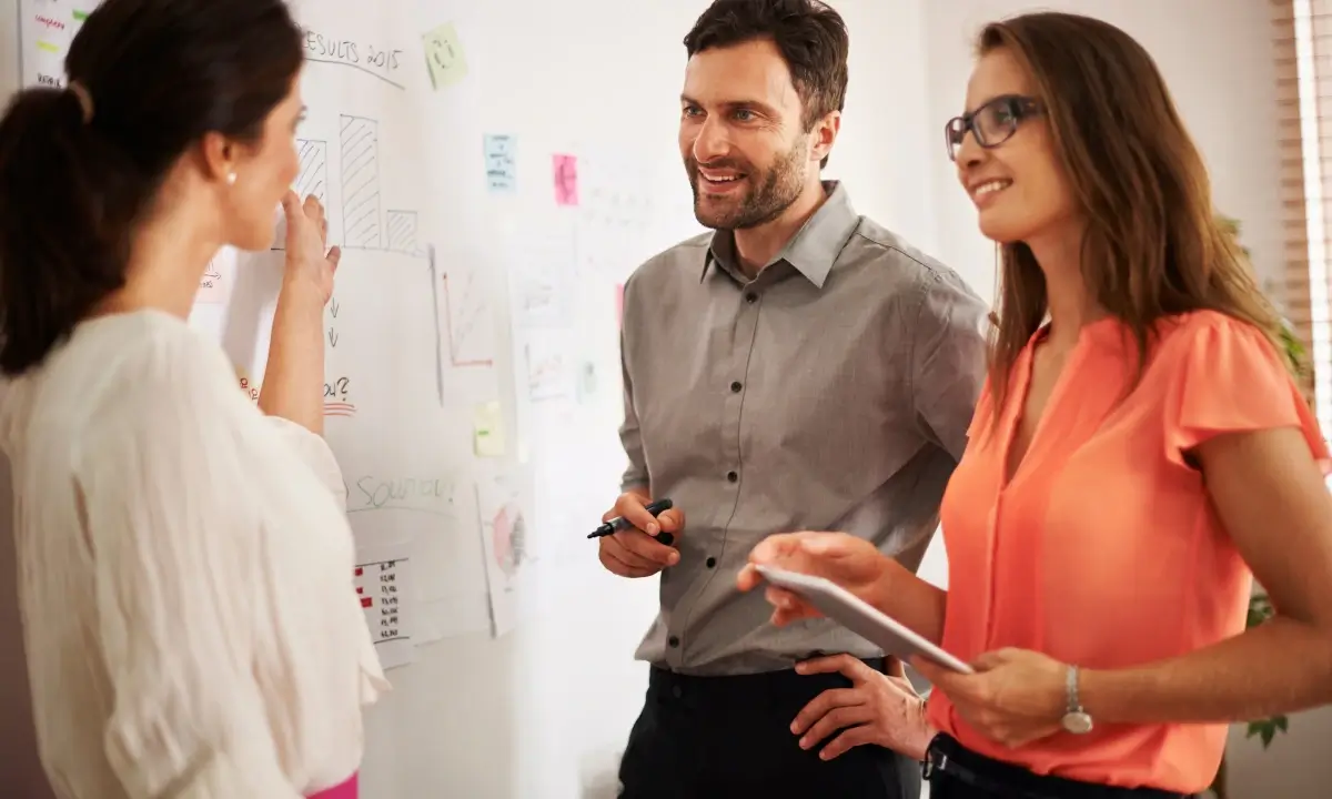 Equipo de marketing trabajando en la experiencia del cliente.