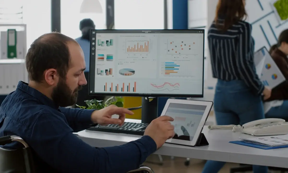 Agencia de marketing revisando los KPIs digitales.