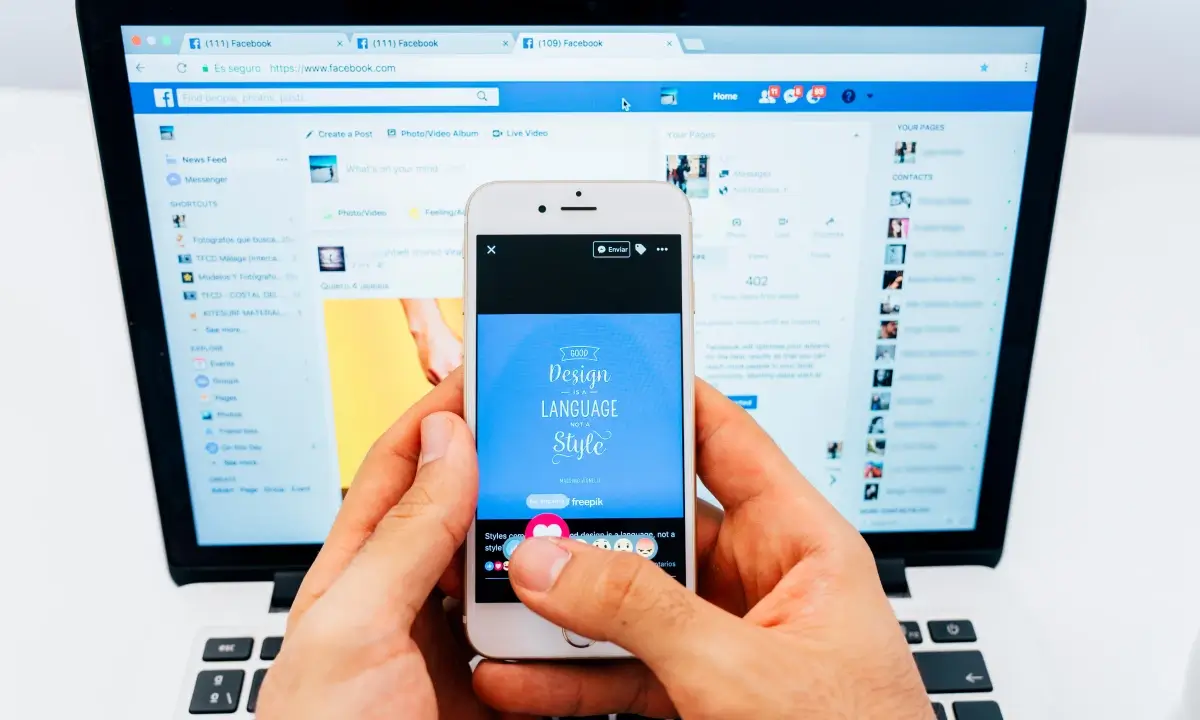 Usuario viendo publicidad en Facebook e Instagram.